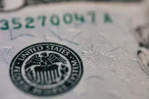 Symbol of eagle with shield on dollar banknote - tn