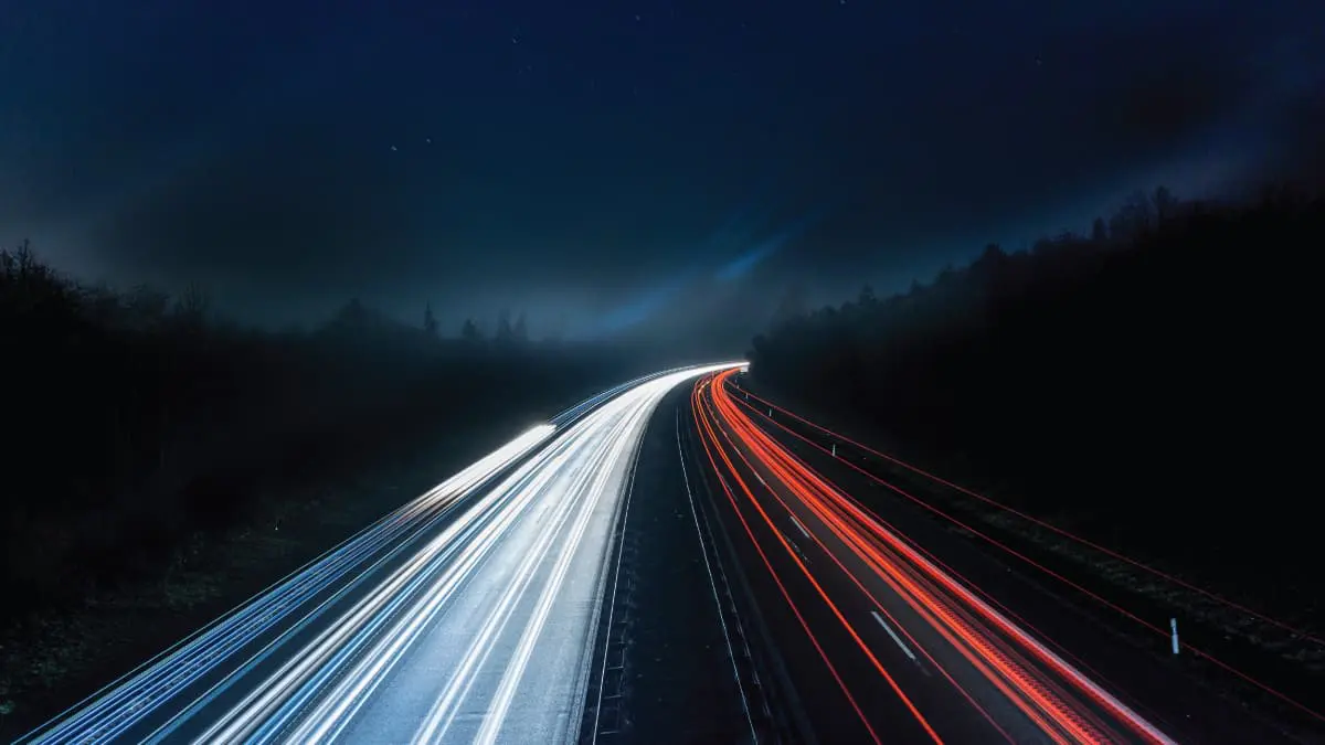 Blog - Light trails on highway at night 315938 - FI