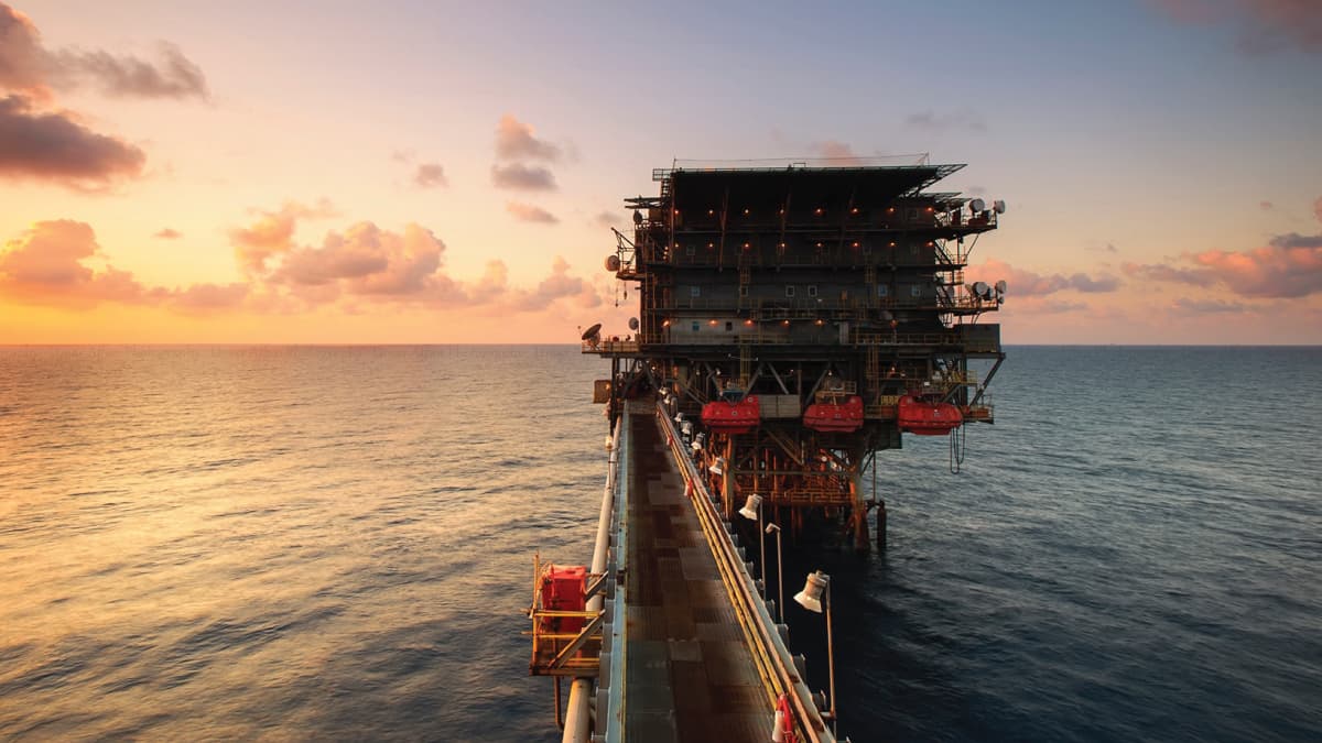 Blog - Offshore drilling rig on body of water - FI