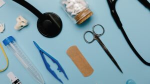 Black handled scissors beside brown wooden chopping board and blue handled scissors 7723526 - FI